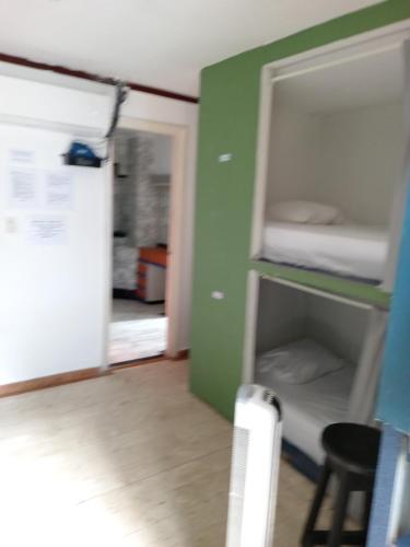 巴拿马城Casa hotel的客房设有冰箱和双层床。
