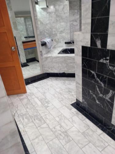 巴拿马城Casa hotel的浴室铺有黑白瓷砖地板。