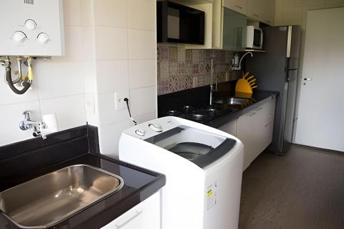 里约热内卢Loft Executivo - Ideal para família.的一个带水槽和水槽的小厨房