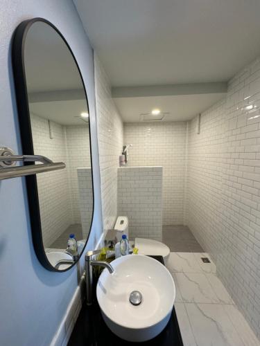 武里南S1 City Hotel Buriram的一间带水槽和镜子的浴室