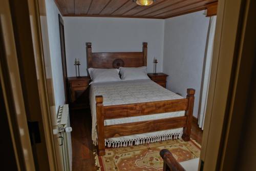 索茹Casas do Cavaleiro Eira的一间小房间的卧室,配有一张床铺