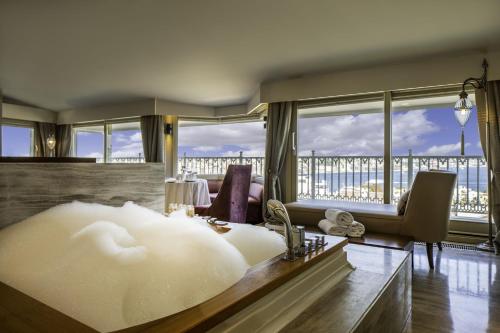 伊斯坦布尔勒弗尼酒店及SPA - 特殊类别的一间卧室设有一张大床,享有美景。