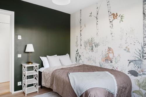 尼雪平Nyköping Villa: Serene & Stylish的一间卧室设有一张床和绿色的墙壁