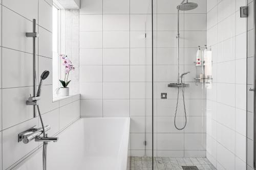 尼雪平Nyköping Villa: Serene & Stylish的白色的浴室设有玻璃门淋浴