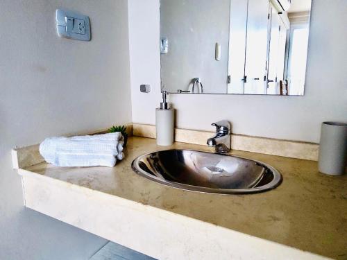 科尔多瓦Departamento Premiun En Zona Centro的浴室内的盥洗盆和镜子