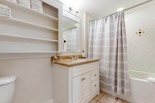德斯坦Baytowne Wharf - Pilot House #207的白色的浴室设有水槽和淋浴。