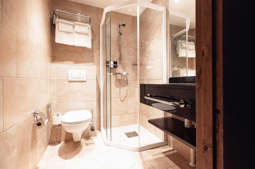 耶卢微斯里雅度假酒店的一间带卫生间和玻璃淋浴间的浴室