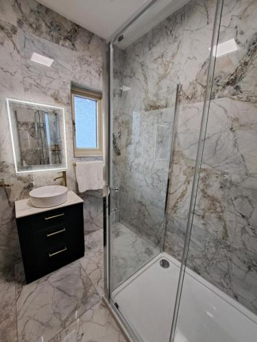 科克山顿贝尔酒店的带淋浴和盥洗盆的浴室