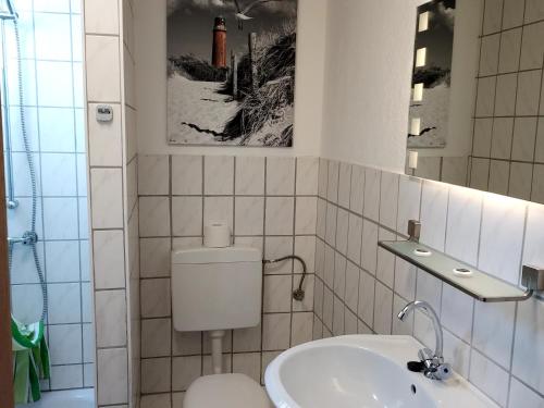 JagelLandgasthof "Hotel zum Norden"的浴室配有白色卫生间和盥洗盆。