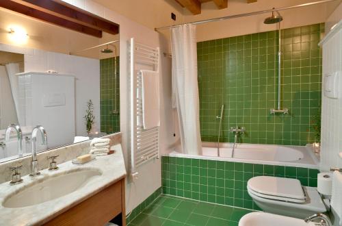 RovolonFrassanelle的绿色浴室设有浴缸和水槽