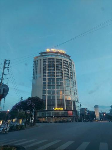 海阳Apec Mandala hotel & suites Hải Dương的一座大建筑,上面有标志