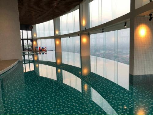 海阳Apec Mandala hotel & suites Hải Dương的一座大楼顶部的游泳池