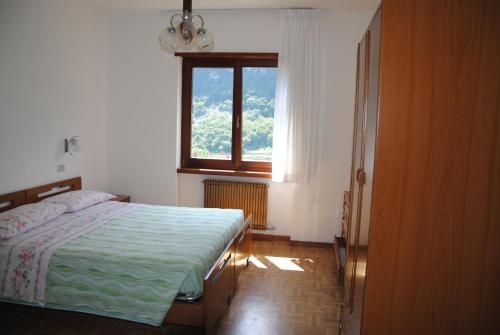 滕诺Appartamento da Bruna e Manuela的一间卧室设有一张床和一个窗口