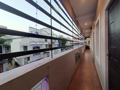 蓬蒂切里LA GRANDE RESIDENCY的建筑中一个空的走廊,有窗户