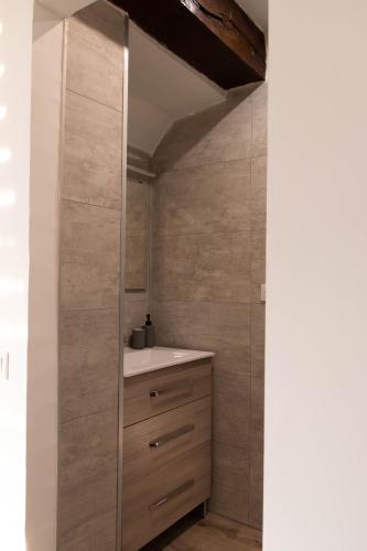 圣埃尔布兰la chambre de l'ange的一间带水槽和镜子的浴室