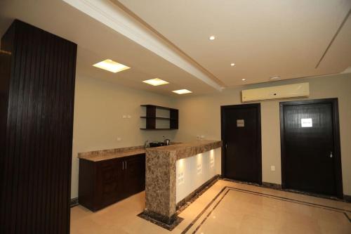 开罗Munir`s residence 2的一间设有柜台和水槽的房间