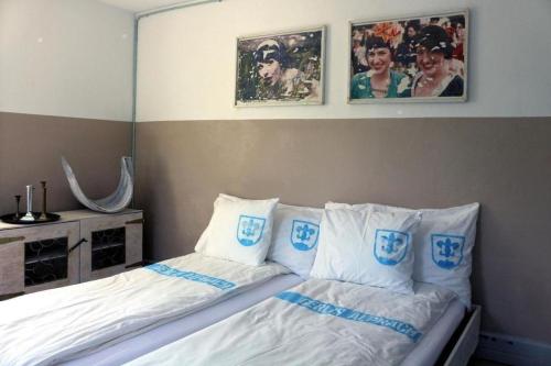 AlpnachGerlis - relaxte Ferien in typischem Dorfhaus的卧室配有两张床,墙上挂有两张照片