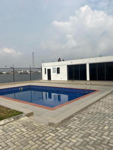 莱基KADAL IN LEKKI的一座房子,旁边设有游泳池