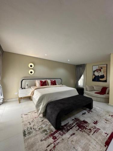 莱基KADAL IN LEKKI的一间大卧室,配有一张大床和地毯