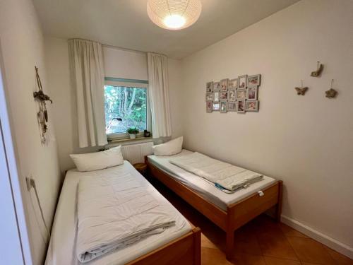 圣安德里斯伯格Platell Ferienhausverwaltung Sankt Andreasberg的小型客房 - 带2张床和窗户