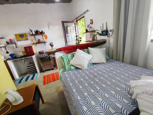 戈亚斯州上帕莱索Chalé dos Lírios的一间卧室配有一张床和镜子