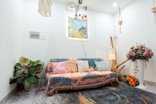 胡志明市The Sophia Apartment - Thao Dien Central的客厅配有带枕头的沙发