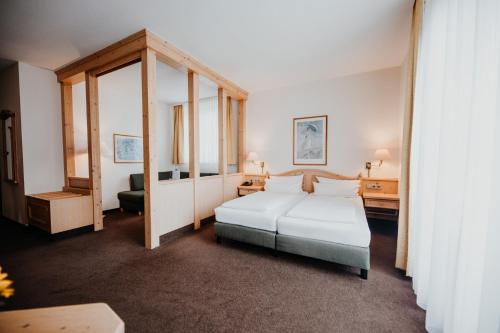 施瓦岑贝格Sonnenhotel Hoher Hahn的酒店客房,配有床和镜子