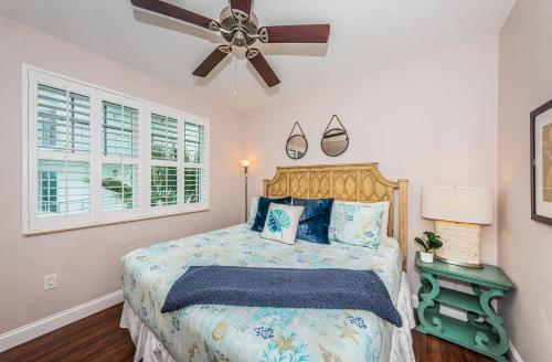 圣徒皮特海滩Treasure Trove Flying Dutchman的一间卧室配有一张床和吊扇