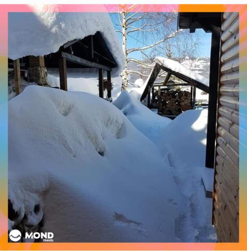 Mavrovi AnoviVila Sara的房子旁边一堆积雪