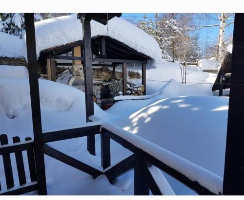 Mavrovi AnoviVila Sara的院子里的凉亭,被雪覆盖