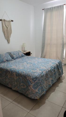 埃塞萨"Valentino hostel"的卧室内的一张蓝色棉被