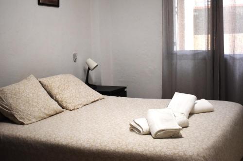 坎德拉里亚Apartamento LiLi Beach的一间卧室配有一张带两个白色枕头的床