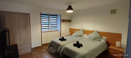 昂代Acogedor apartamento entre España y Francia.的一间卧室配有两张带横跨横跨的床铺。