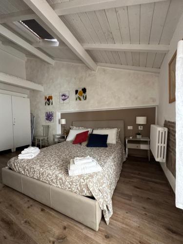 维泰博DOMUS TUSCIA APARTMENTS San Faustino guesthouse的一间卧室,卧室内配有一张大床