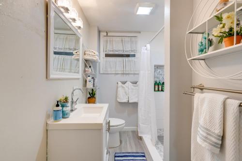 塞伦Pet-Friendly Salem Apartment with Shared Deck!的白色的浴室设有水槽和卫生间。