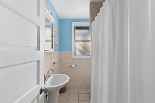 怀尔德伍德Unit 2 at The Sunflower in Wildwood的浴室配有白色水槽和卫生间。