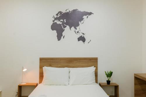 Santa ElenaCasa Valencia 5的一张床上方墙上的世界地图