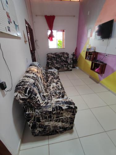 图托亚Recanto dunas的客厅配有沙发