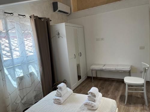 维泰博DOMUS TUSCIA APARTMENTS San Faustino guesthouse的一间在床上配有两条白色毛巾的房间