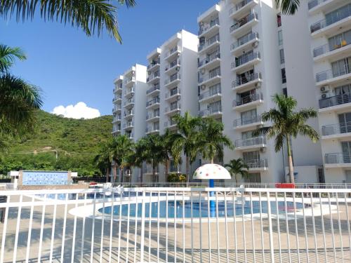 吉拉尔多特AQUAVALE - Apartamento Vacacional en Girardot的从游泳池可欣赏到酒店景色