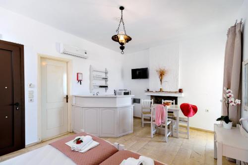 雅拉尼奥玛兹公寓式酒店的一间设有床铺、厨房和桌子的房间