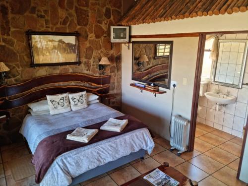SpringfonteinGaringboom Guest Farm的卧室配有床和盥洗盆