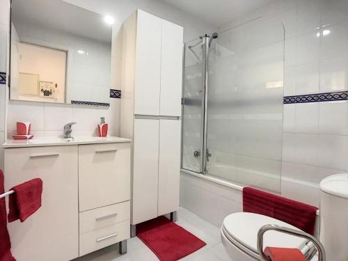 博德鲁姆Modern apartment Bodrum的带淋浴、卫生间和盥洗盆的浴室