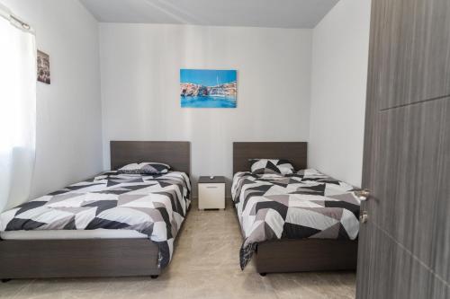 比尔泽布贾Luxurious Beach Apartment的卧室内两张并排的床