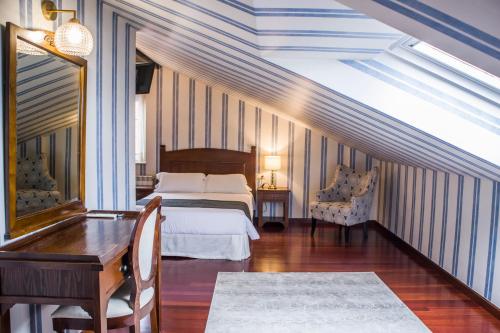 帕德隆Hotel A Casa Do Rio的一间卧室配有一张床、一张桌子和一张桌子