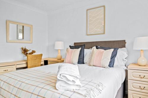诺丁汉Bramcote Lane Spacious 5 BR House的一间卧室配有带白色床单和枕头的床。