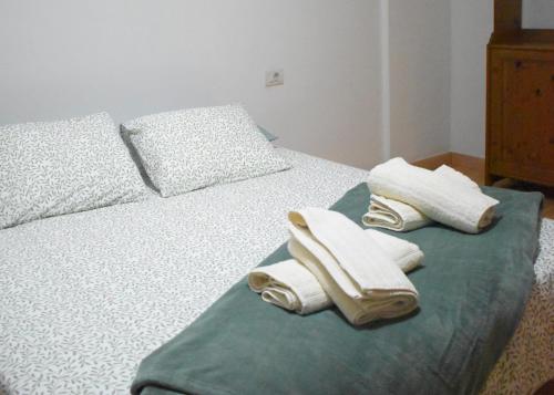 IguesteCasa Morales的一间卧室配有带毛巾的床