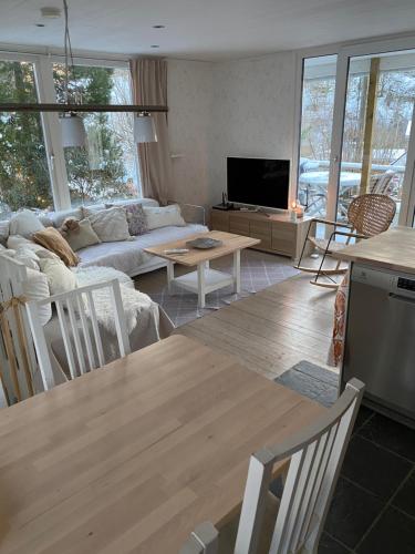 LindomeHouse with green garden, Göteborg, 6 beds的客厅配有沙发和桌子