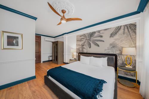 迈阿密圣米迦勒酒店的一间卧室配有一张床和吊扇