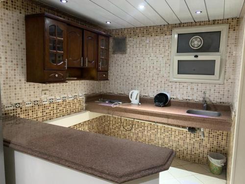 开罗Sheraton apart-hotel的厨房配有水槽和微波炉